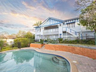 Character Home Mt Coot tha Views Prime Location - 9