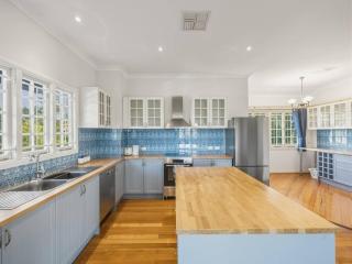 Character Home Mt Coot tha Views Prime Location - 8