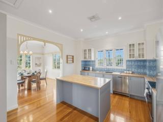 Character Home Mt Coot tha Views Prime Location - 4