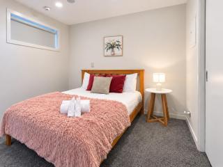 SUPER Location - Modern 2Br Apt-Pool & Gym V183 - 9