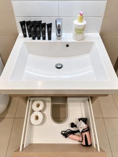 SUPER Location - Modern 2Br Apt-Pool & Gym V183 - 2