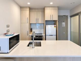 SUPER Location - Modern 2Br Apt-Pool & Gym V183 - 5
