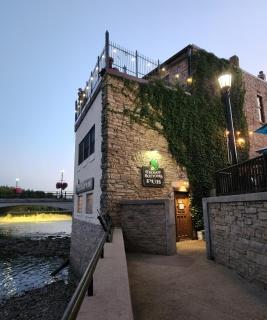Froggy Bottoms River Suites - 1