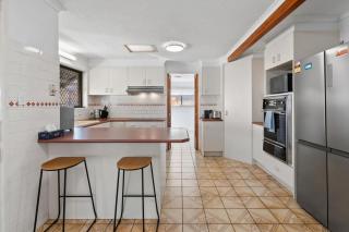 Stylish 5BR Family Stay Near Westfield and Sunnybank - 2