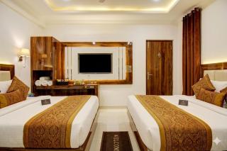 Hotel Star Villa- 1 Minute from NDLS Station 3 Star Hotel I Located In Paharganj I Front Of New Delhi Railway Station - 1