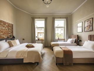 SquadGoals House - Spacious Stays by Fragola Apartments - 9