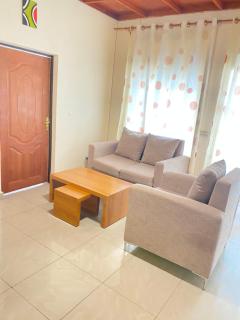 Stay and Dine, 2Bedroom Home at Mama Pizzalo - 9