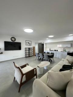 Group-Friendly Luxury | Big Views | Walk to Mall - 1