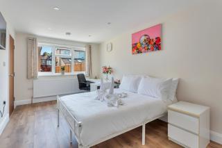 2BR Annexe with Garden near Heathrow - 8