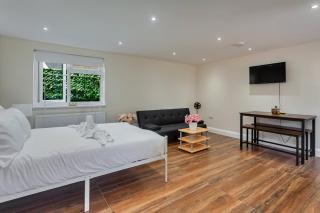 2BR Annexe with Garden near Heathrow - 4
