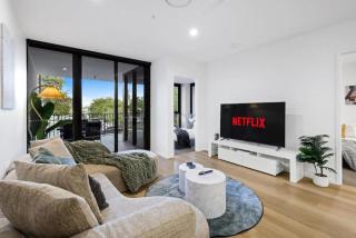 Essentia Riverfront 2BR Apartment in Surfers Paradise - Pool, Gym & Parking - 0