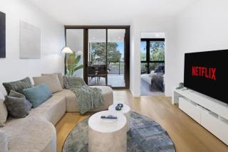 Essentia Riverfront 2BR Apartment in Surfers Paradise - Pool, Gym & Parking - 5