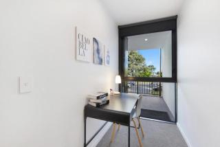 Essentia Riverfront 2BR Apartment in Surfers Paradise - Pool, Gym & Parking - 3
