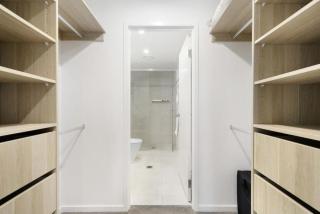 Essentia Riverfront 2BR Apartment in Surfers Paradise - Pool, Gym & Parking - 2