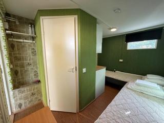 Budget friendly HILLI2 with shared shower - 0