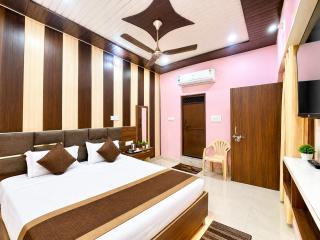 SHRI RAM JANMBUMI AYODHYA Hotel The Suvarna Luxuary - PUSHPANJALI - Near SHRI HANUMAN GARHI TEMPLE - BEST FAMILY HOTEL IN AYODHYA - 2