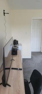 Studio Sleeps 2 - Shared Garden - Free Parking - 1