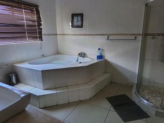 Red Corner Guest House - 4
