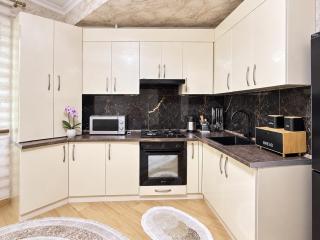 Royal Rentals - Spacious 3BR near Railway Station - 3