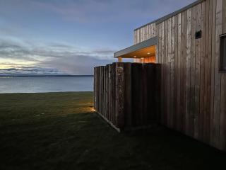 Design House Bakkabud in Grenivík - Waterfront with Outdoor Hot Tub - by Nollur - 6
