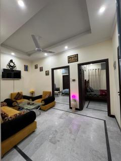 Furnished Appartment Room Available for Rent Commercial market Rawalpindi - 7