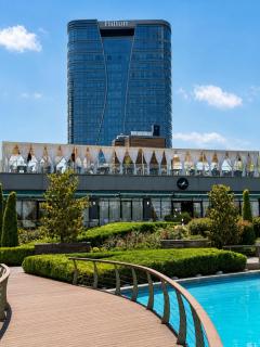 Boulevard 42 Balcony & Fountain View - 1