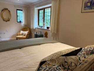 Treetops - spacious Surrey Hills retreat - 1