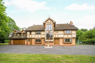 Treetops - spacious Surrey Hills retreat - 0