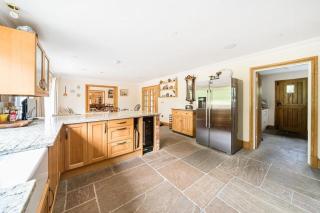 Treetops - spacious Surrey Hills retreat - 6