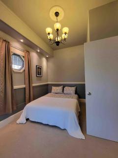 Near Lucas Oil ,large yard, Sleeps 6, pet friendly - 0