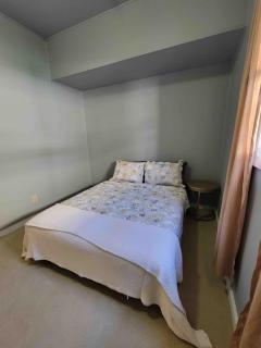 Near Lucas Oil ,large yard, Sleeps 6, pet friendly - 2