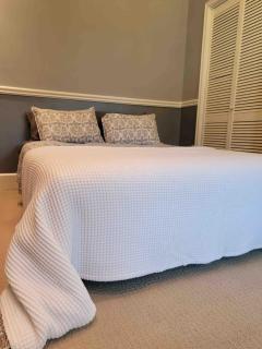 Near Lucas Oil ,large yard, Sleeps 6, pet friendly - 8