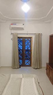 Great Location & Comfortable First Floor Portion - Karachi - 8