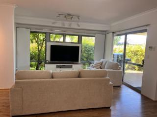 Secluded 4 BR Family Home Hamilton Hill - 0