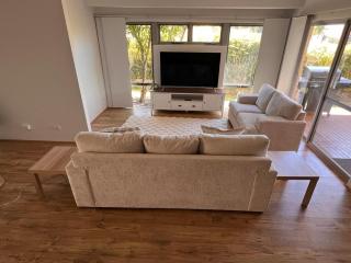 Secluded 4 BR Family Home Hamilton Hill - 6