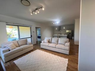 Secluded 4 BR Family Home Hamilton Hill - 4