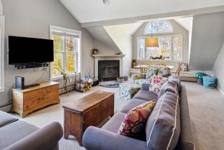 Okemo Winterplace 2BR Loft Family Ski Getaway - 1