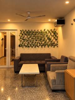 Niviora- Cozy 1 BHK near Galleria market & IFFCO Metro, DLF Phase 4 - 6