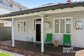 Stylish East Vic Park Cottage with Yard and Parking - 9