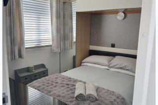 3-Bed Camber Sands Cabin - Pool - Parking - Pets - 2