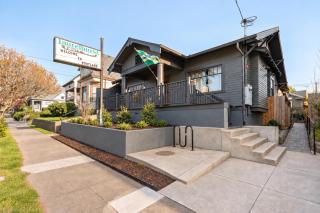 Stay Portland - Urban Cabin Studio - Breweries & Local Eateries - 7