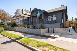 Stay Portland - Beach Vibes Getaway near Burnside & Laurelhurst! - 1