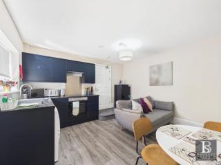Swindon Town Centre - Station apartments - Flat 2 - 6