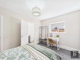 Swindon Town Centre - Station apartments - Flat 2 - 5