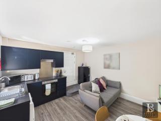 Swindon Town Centre - Station apartments - Flat 2 - 4