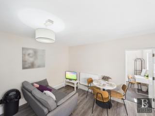 Swindon Town Centre - Station apartments - Flat 2 - 3
