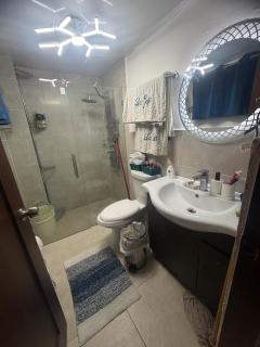 Apartamento moderno con balcón, piscina, y parqueo - 8