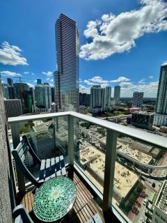 Art-filled Loft 180 Views, Rooftop Pool, Parking - Miami - 2