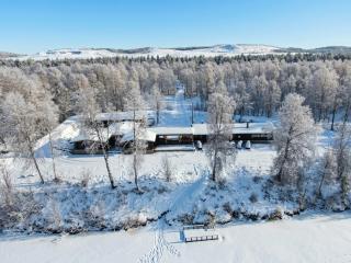 Private log villa by the Ivalo River - 9