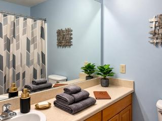 Downtown 2BR Gem - Sleeps 8 - near CSU & Stadiums - 6